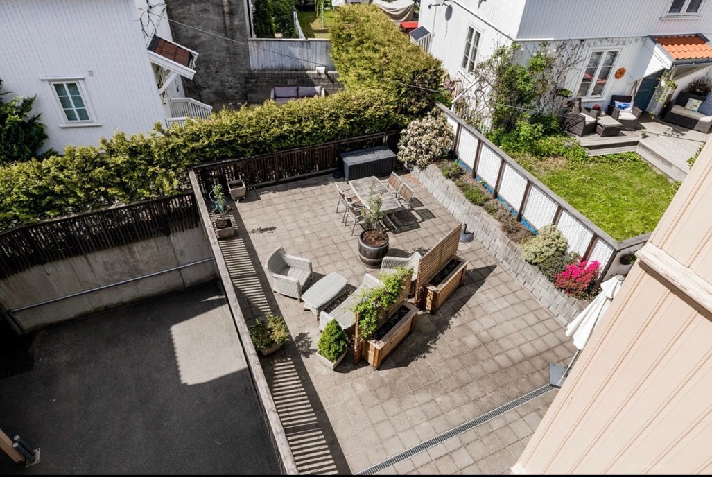 Felles uteområde med felles grill og utemøbler